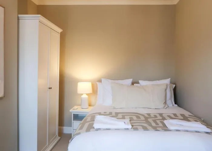 Luxury Living Outside The City Walls - Sleeps Six!