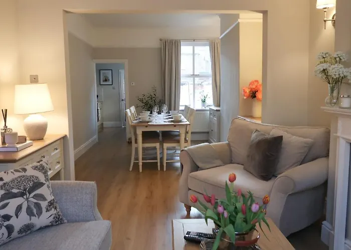 Luxury Living Outside The City Walls - Sleeps Six!