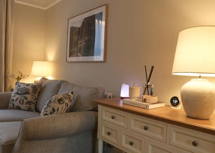 Luxury Living Outside The City Walls - Sleeps Six!