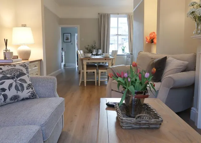 Luxury Living Outside The City Walls - Sleeps Six!