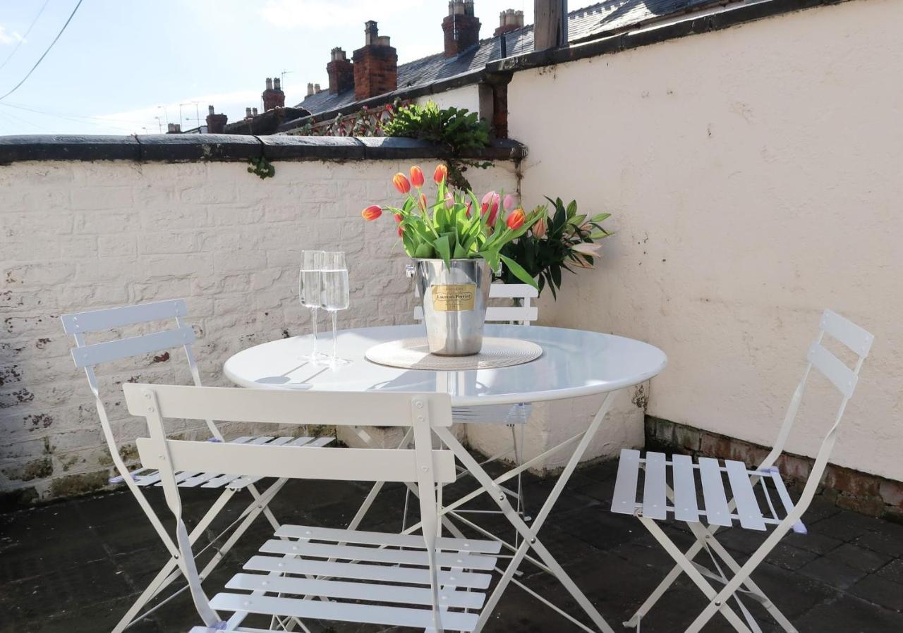 Luxury Living Outside The Walls - Sleeps Six! Holiday home Chester