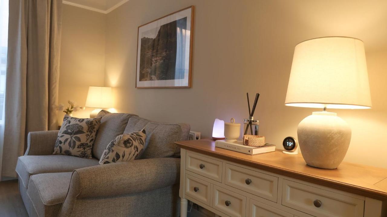 Luxury Living Outside The Walls - Sleeps Six! Chester